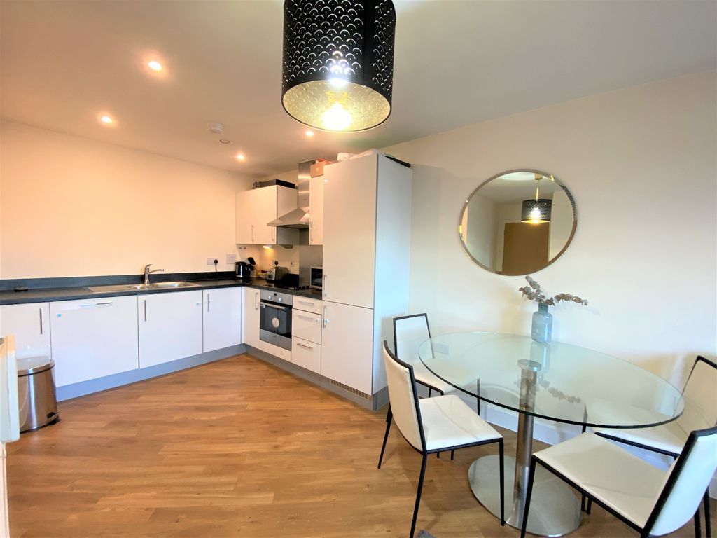 2 bed flat to rent in Uxbridge Road, Acton, London W3, £2,500 pcm