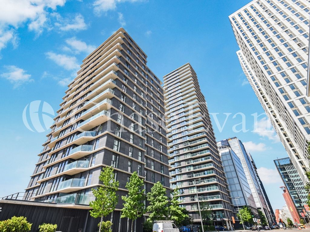 1 bed flat for sale in Glasshouse Gardens, Stratford E20, £530,000