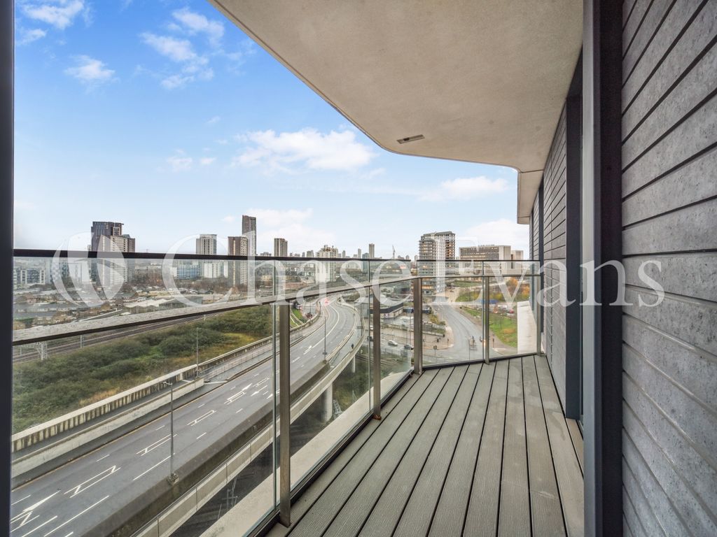 1 bed flat for sale in Glasshouse Gardens, Stratford E20, £530,000