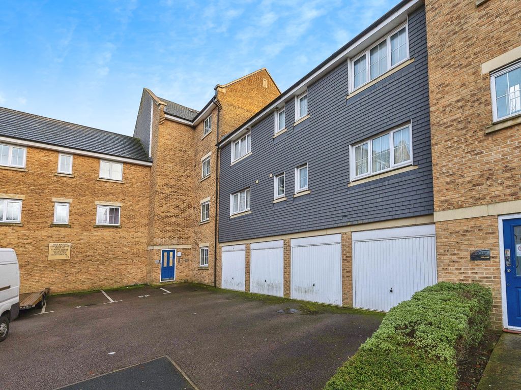 2 bed flat for sale in Russett Way, Dunstable, Bedfordshire LU5, £200,000