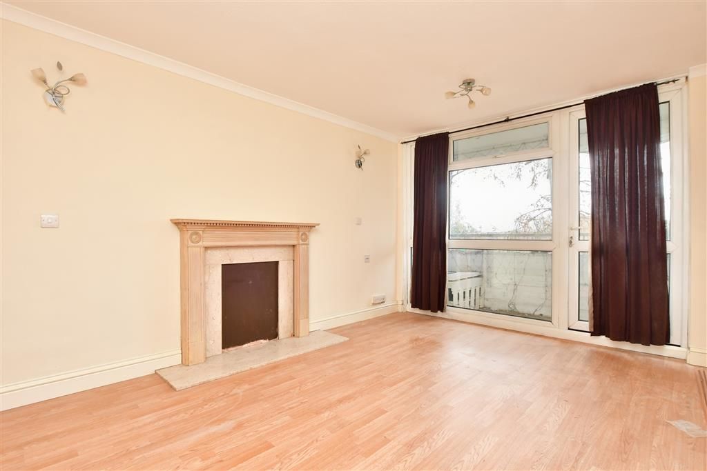 1 bed flat for sale in Brabazon Avenue, Wallington, Surrey SM6, £132,000