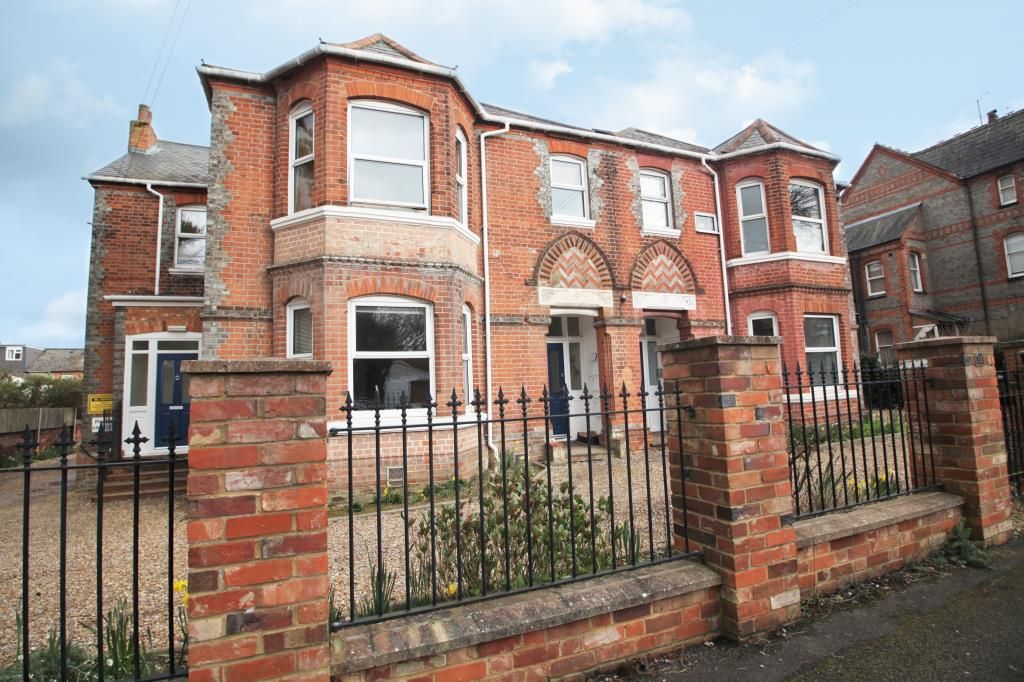 2 bed flat to rent in Alexandra Road, Reading, Berkshire RG1, £1,200 pcm
