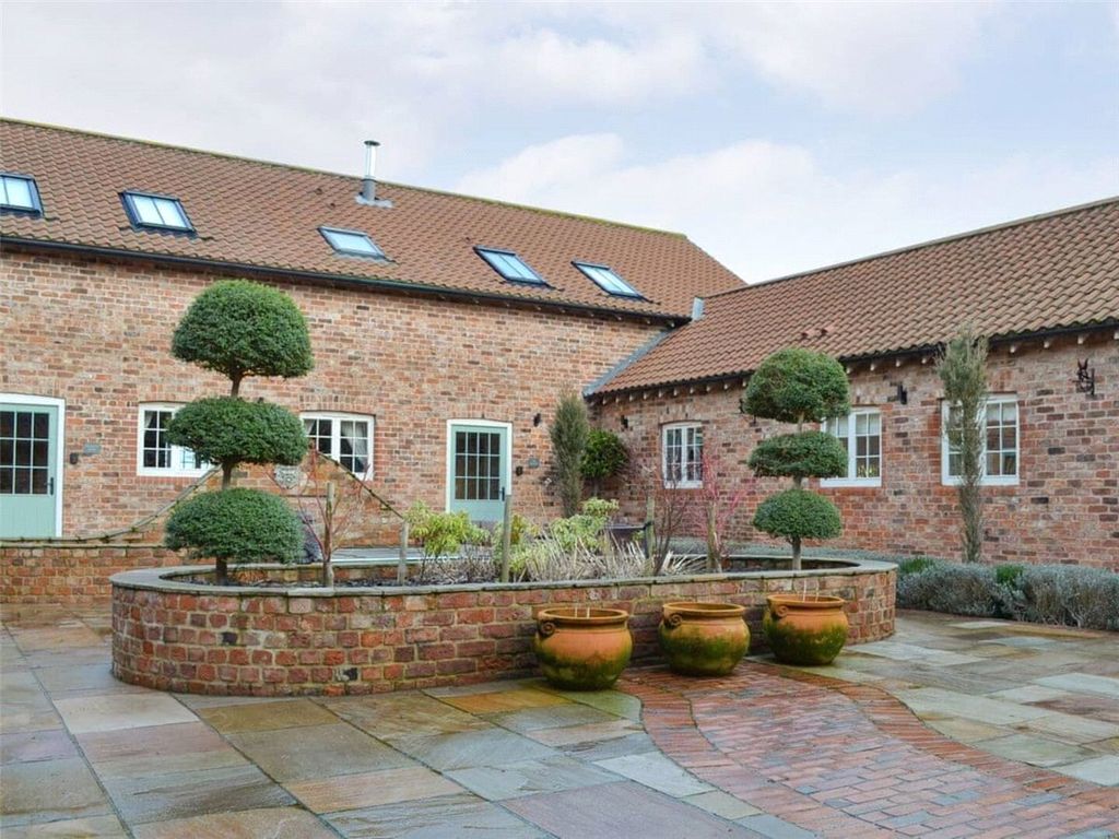 2 bed barn conversion to rent in Holtby Lane, Holtby, York, North Yorkshire YO19, £2,000 pcm