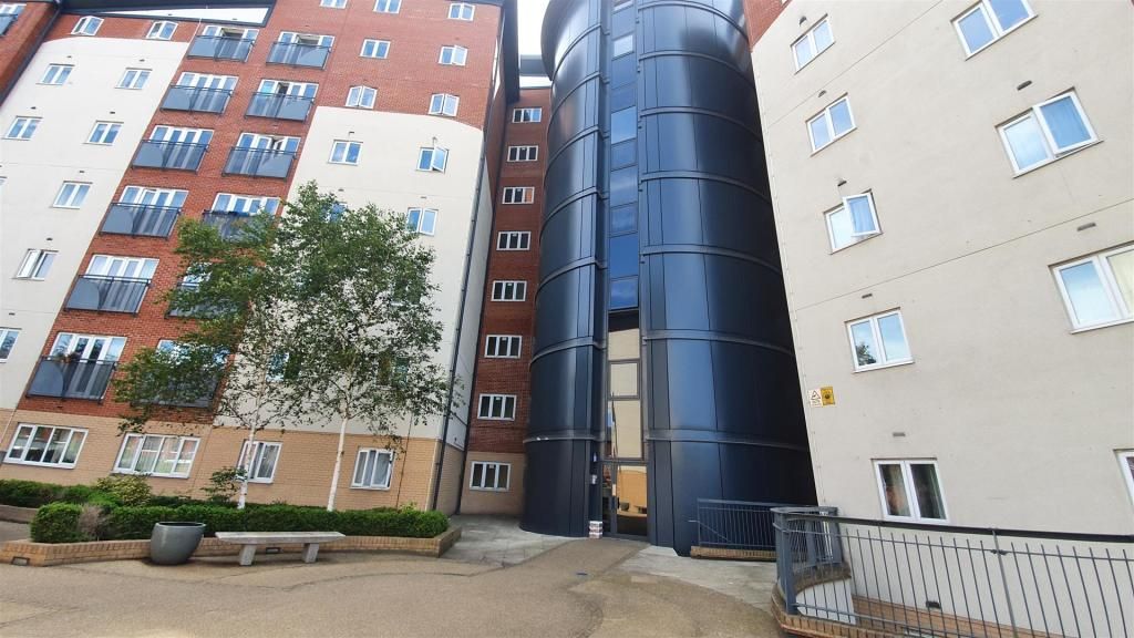 2 bed flat to rent in Aspects Court, Slough SL1, £1,550 pcm
