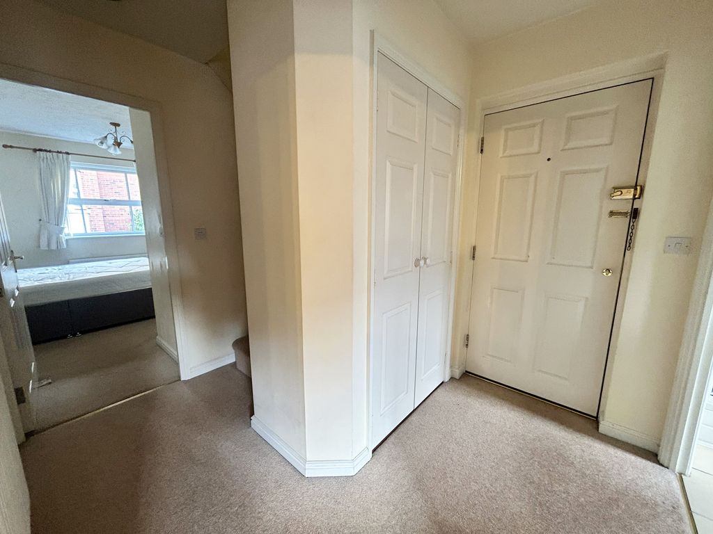 3 bed flat for sale in New Road, Solihull B91, £280,000