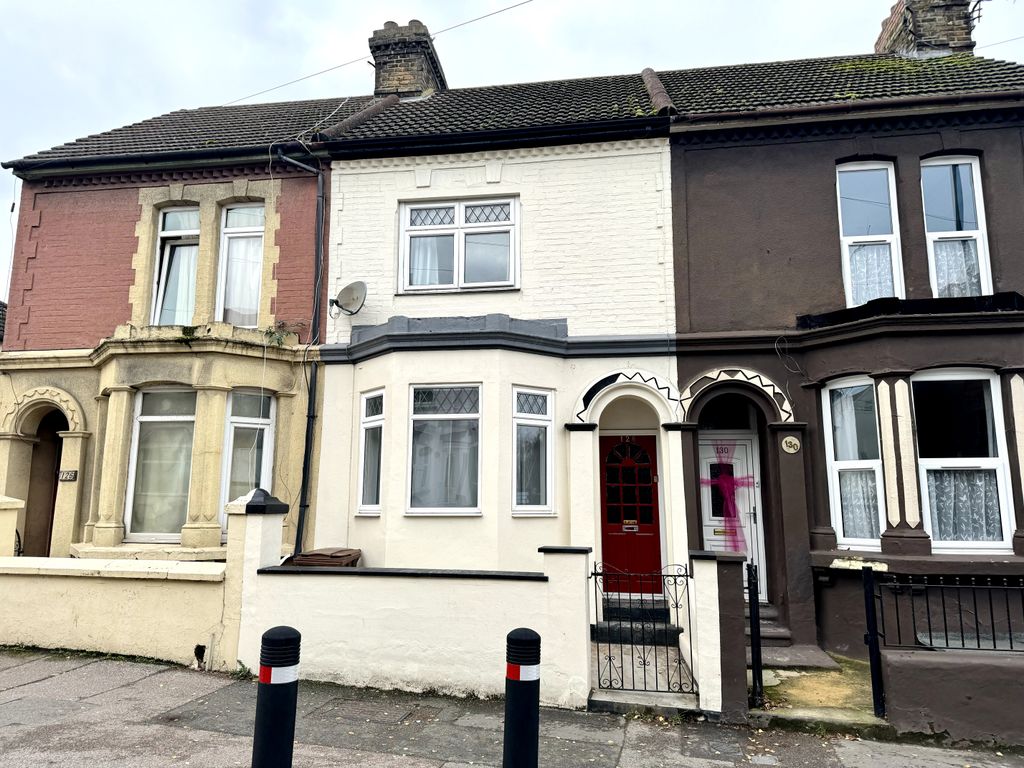 3 bed terraced house to rent in Richmond Road, Gillingham ME7, £1,450 pcm