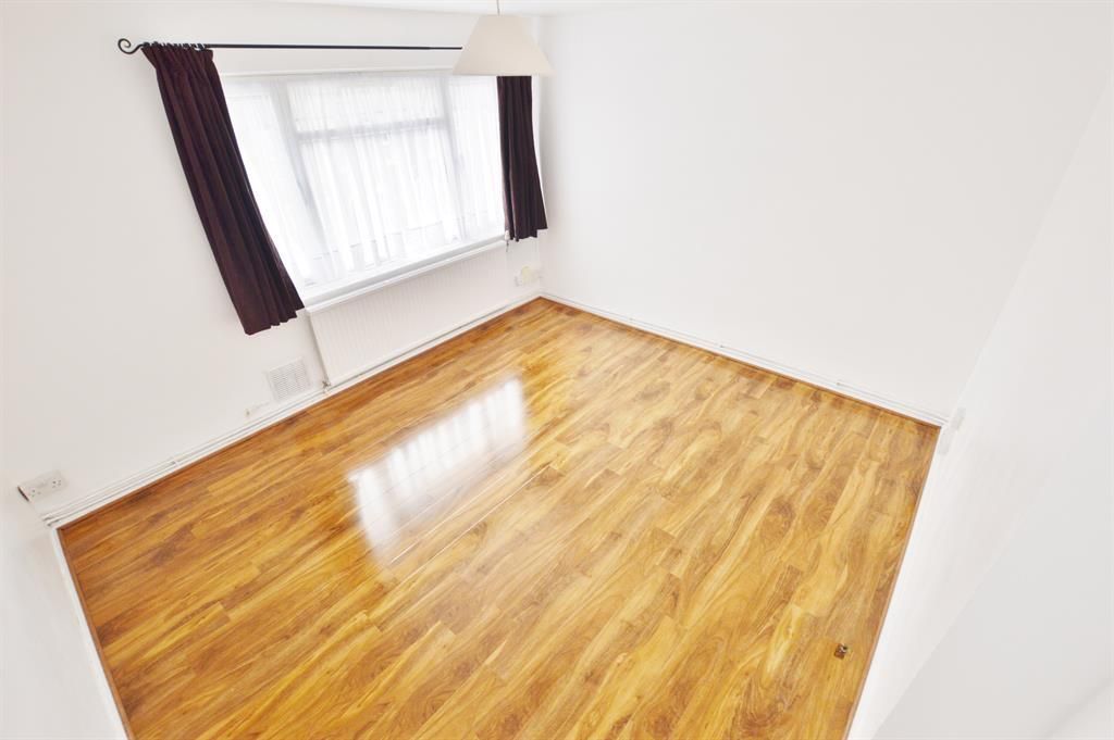 1 bed flat for sale in Braemar Road, London E13, £250,000