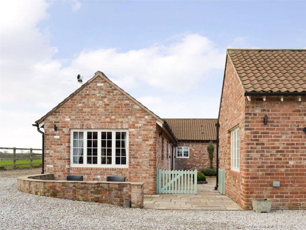 1 bed barn conversion to rent in Holtby Lane, Holtby, York, North Yorkshire YO19, £1,500 pcm