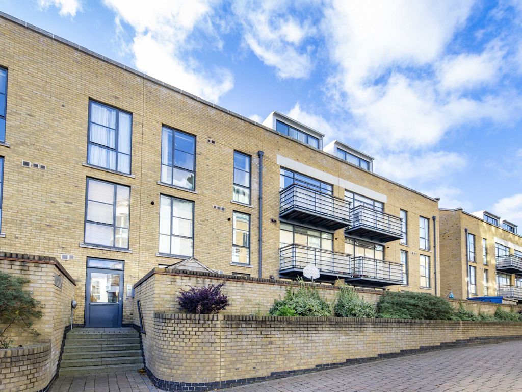 2 bed flat for sale in Town Meadow, Brentford TW8, £450,000