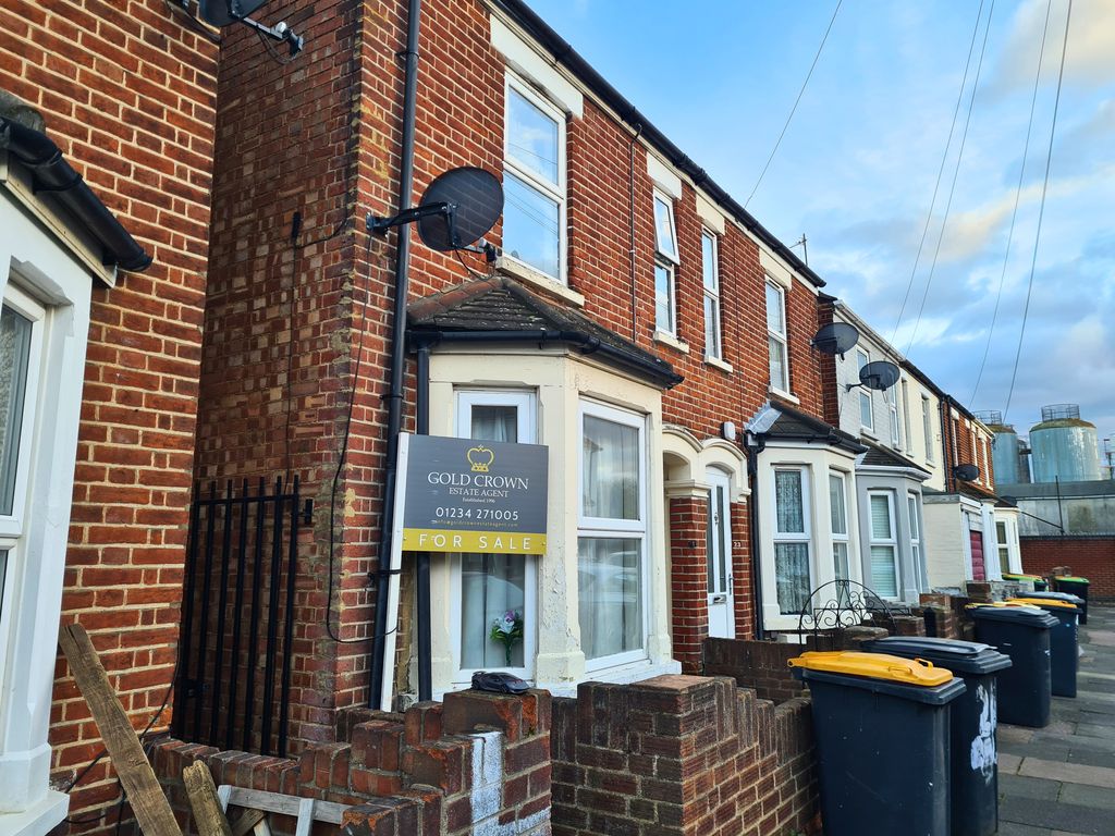 3 bed terraced house for sale in Raleigh Street, Bedford MK40, £254,995