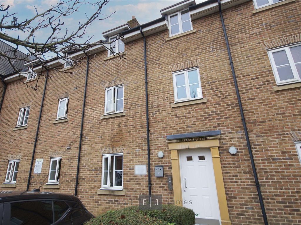 2 bed flat to rent in College Close, Loughton IG10, £1,550 pcm