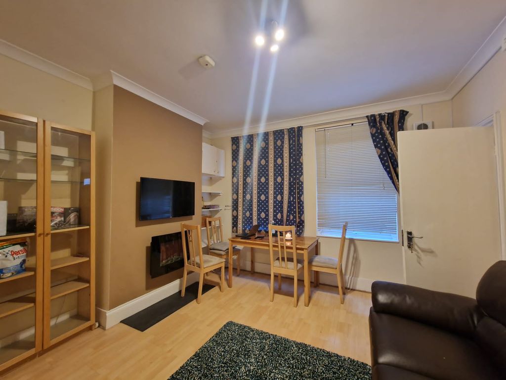 2 bed flat to rent in Graham Road, Harrow HA3, £1,900 pcm