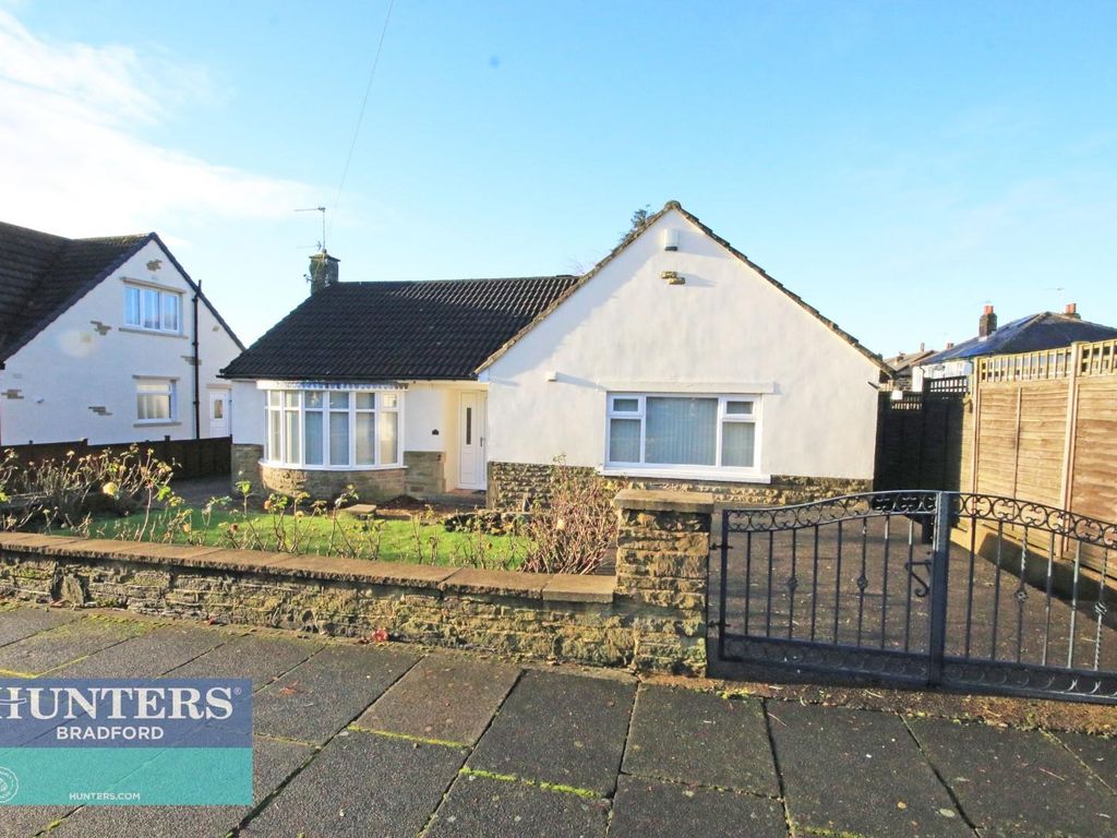 3 bed detached bungalow for sale in Tyersal Court Tyersal, Bradford, West Yorkshire BD4, £240,000