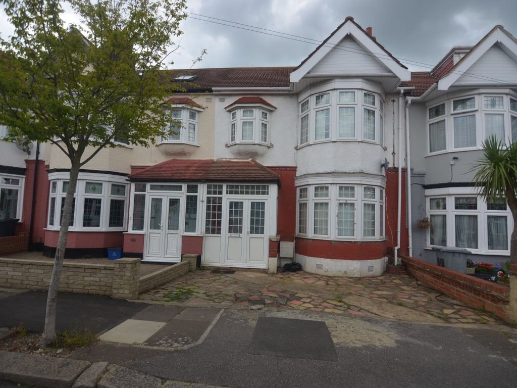 Terraced house to rent in Campbell Avenue, Ilford IG6, £2,500 pcm
