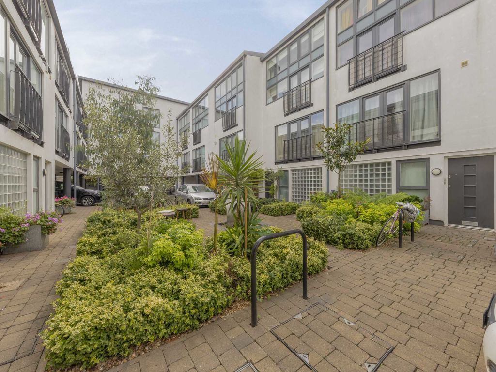 1 bed flat for sale in Wellington Road, London NW10, £399,999