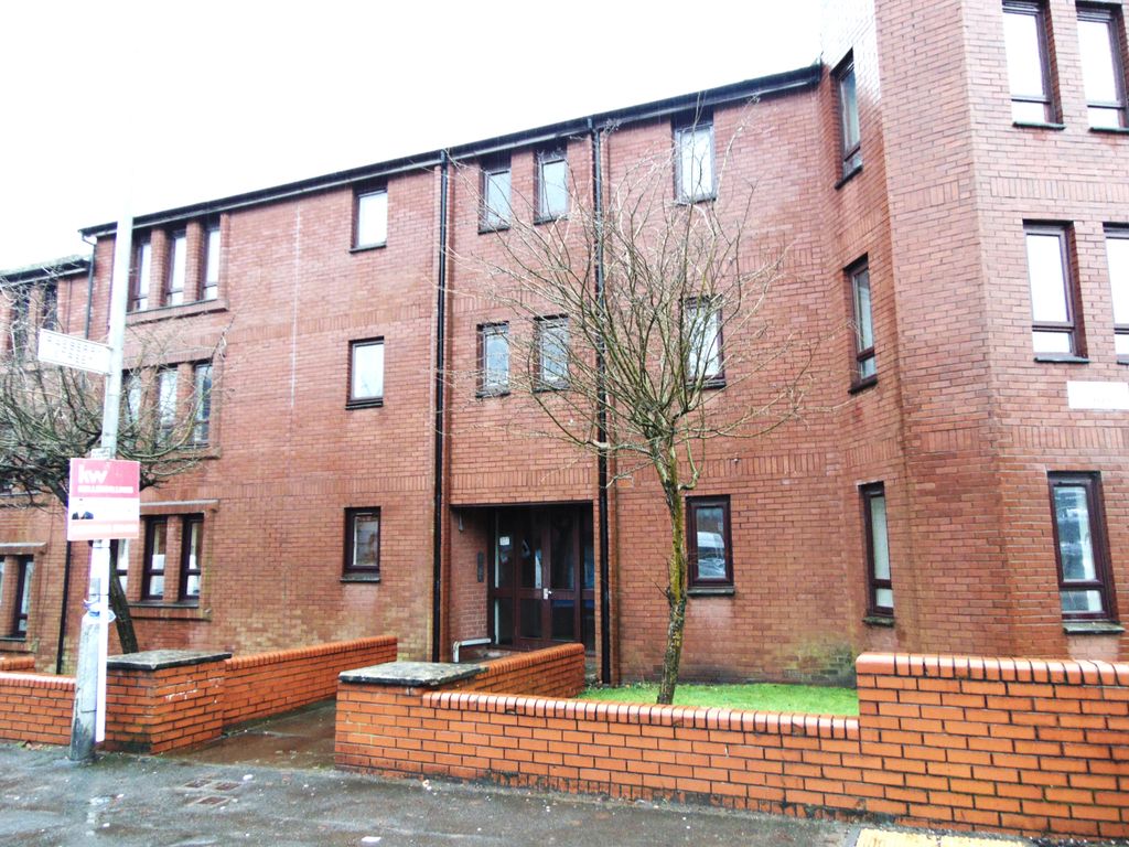 2 bed flat for sale in Maryhill Road, Glasgow G20, £120,000