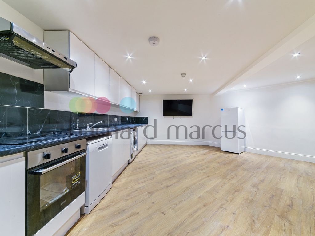 1 bed flat to rent in Station Approach, Sanderstead Road, Sanderstead, South Croydon CR2, £1,300 pcm