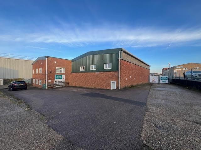 Light industrial to let in & 112B Coronation Road, Cressex Business Park, High Wycombe, Bucks HP12, £100,895 pa