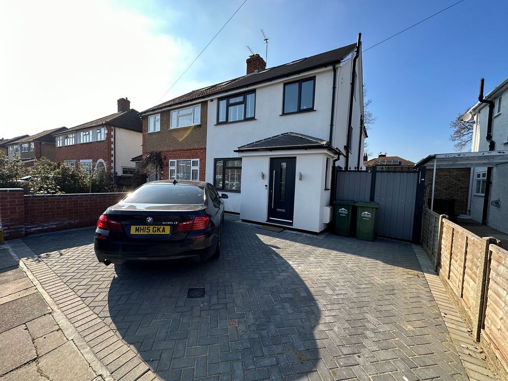 4 bed semi-detached house to rent in Rex Avenue, Ashford TW15, £2,500 pcm
