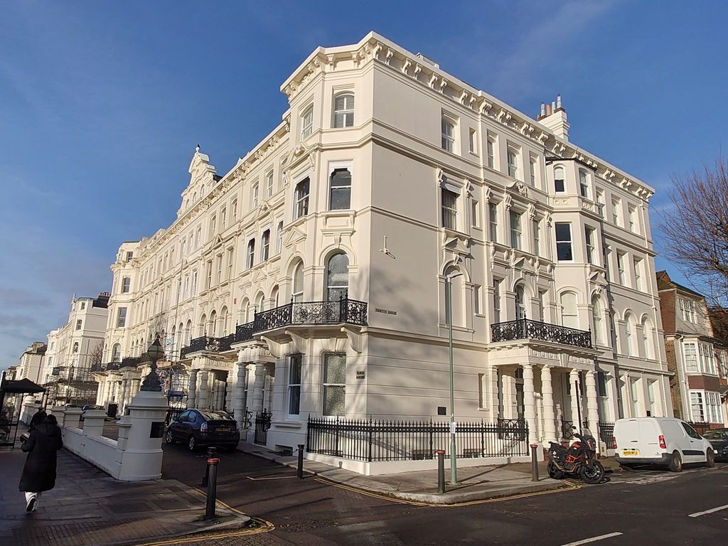 2 bed flat for sale in Church Road, Hove BN3, £675,000
