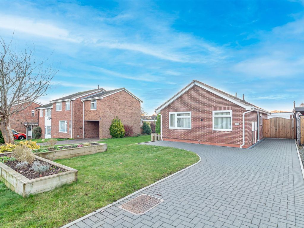 2 bed detached bungalow for sale in Canada Way, Worcester WR2, £300,000
