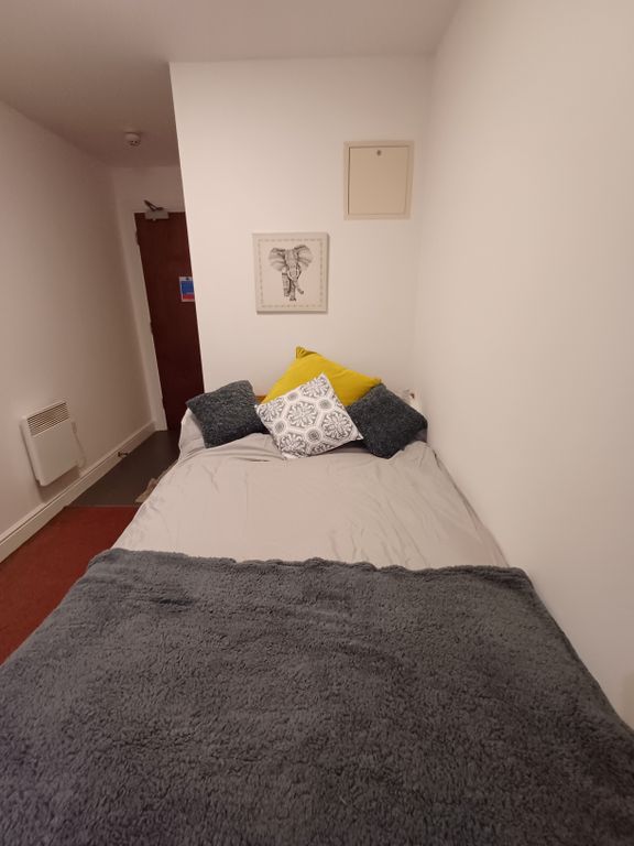 5 bed flat for sale in Longside Lane, Bradford BD7, £110,000