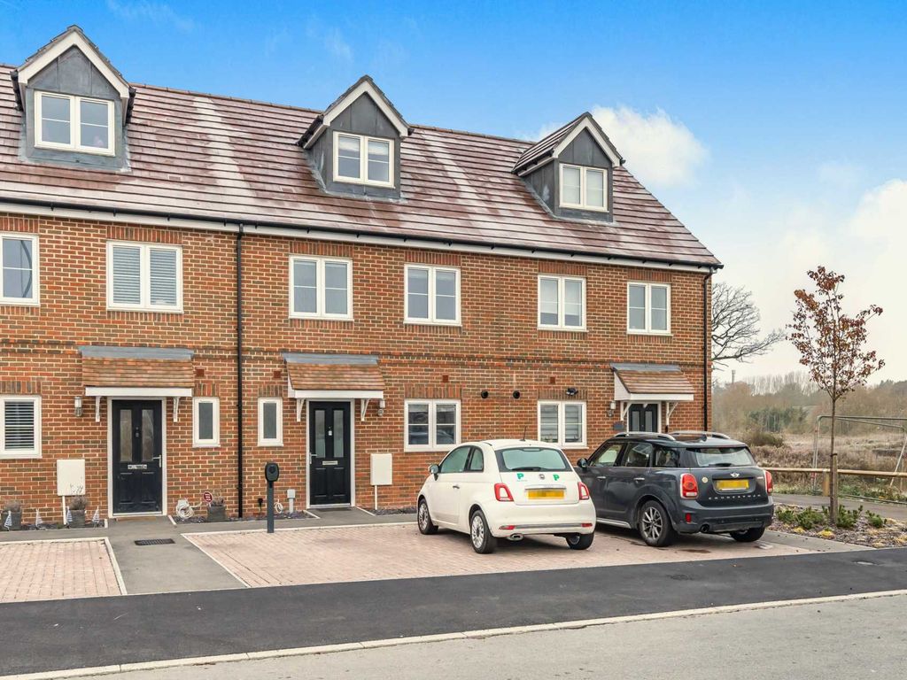 4 bed terraced house to rent in Howlett Grove, Wokingham RG41, £2,500 pcm