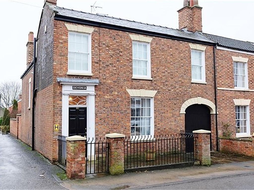 4 bed end terrace house for sale in Queen St, Horncastle, Lincs LN9, £250,000