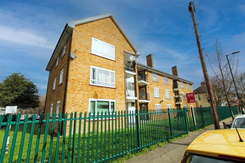 2 bed flat for sale in Hillside Road, Southall UB1, £250,000