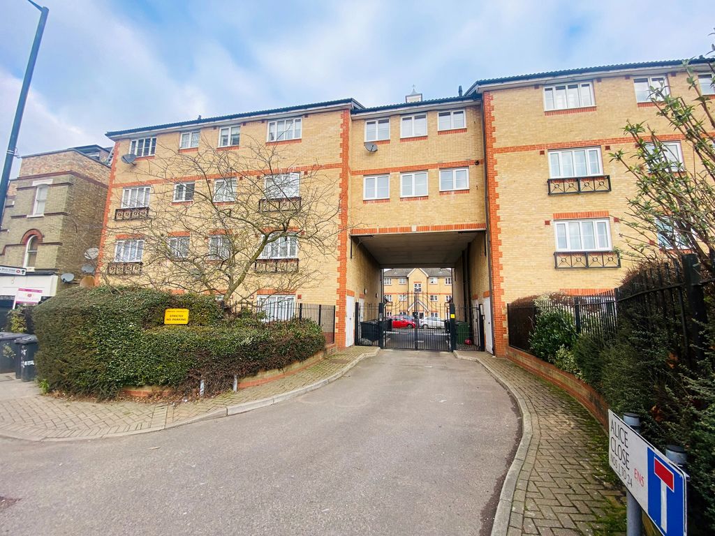 2 bed flat to rent in Alice Close, New Barnet EN5, £1,600 pcm