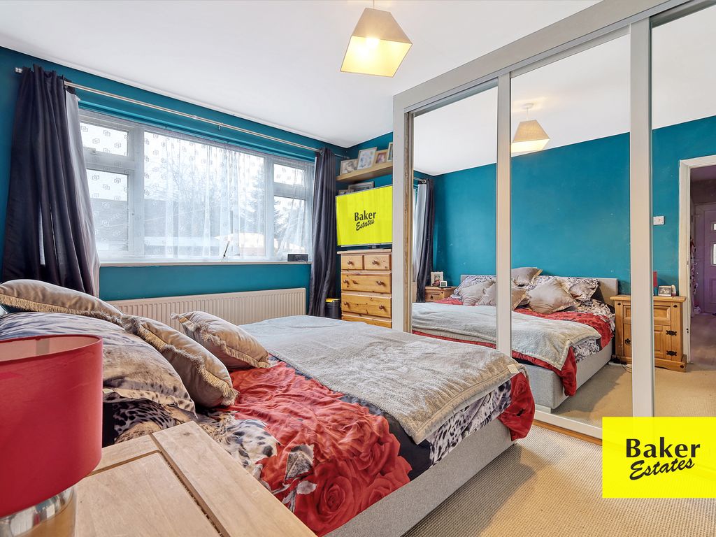 2 bed maisonette for sale in Vincent Close, Barkingside IG6, £320,000
