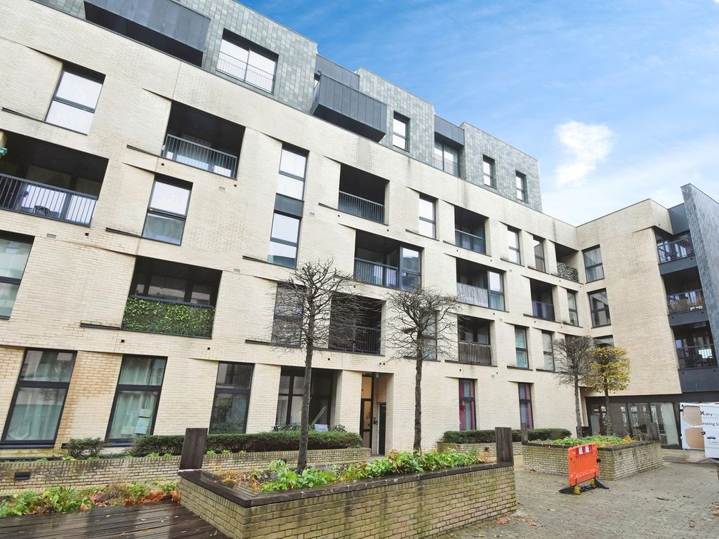 2 bed flat for sale in Burgess Springs, Chelmsford CM1, £290,000