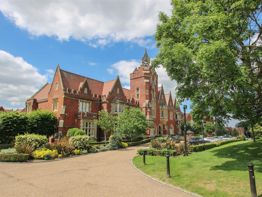 2 bed flat for sale in The Galleries, Warley, Brentwood CM14, £450,000