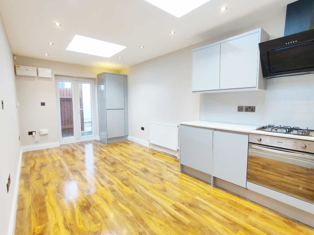 3 bed flat to rent in Mitcham Lane, London SW16, £1,899 pcm