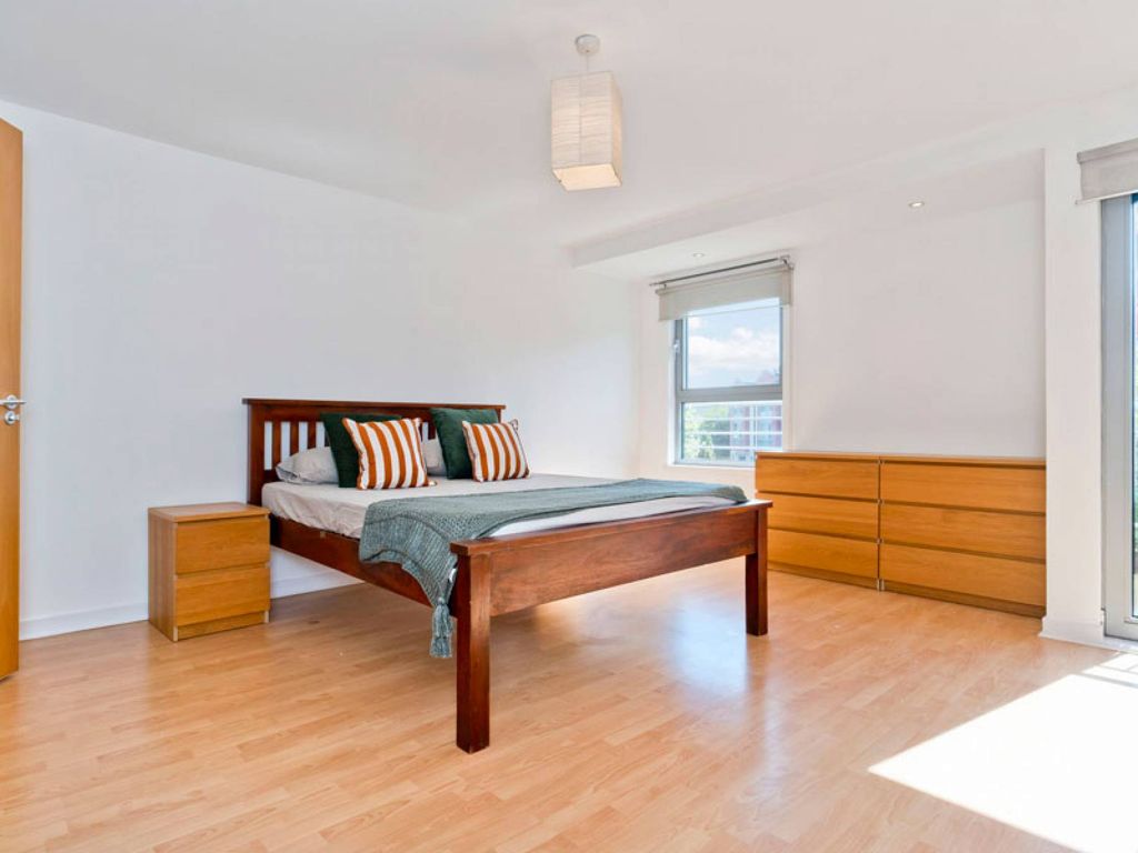 2 bed flat for sale in Pinegrove Gardens, Barnton, Edinburgh EH4, £270,000
