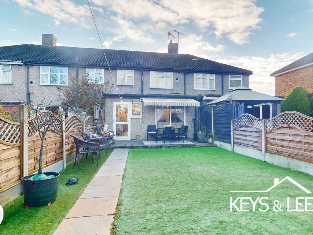 3 bed terraced house for sale in Abbotts Close, Romford RM7, £450,000