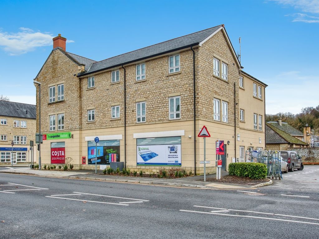 2 bed flat for sale in Frome Road, Radstock BA3, £165,000