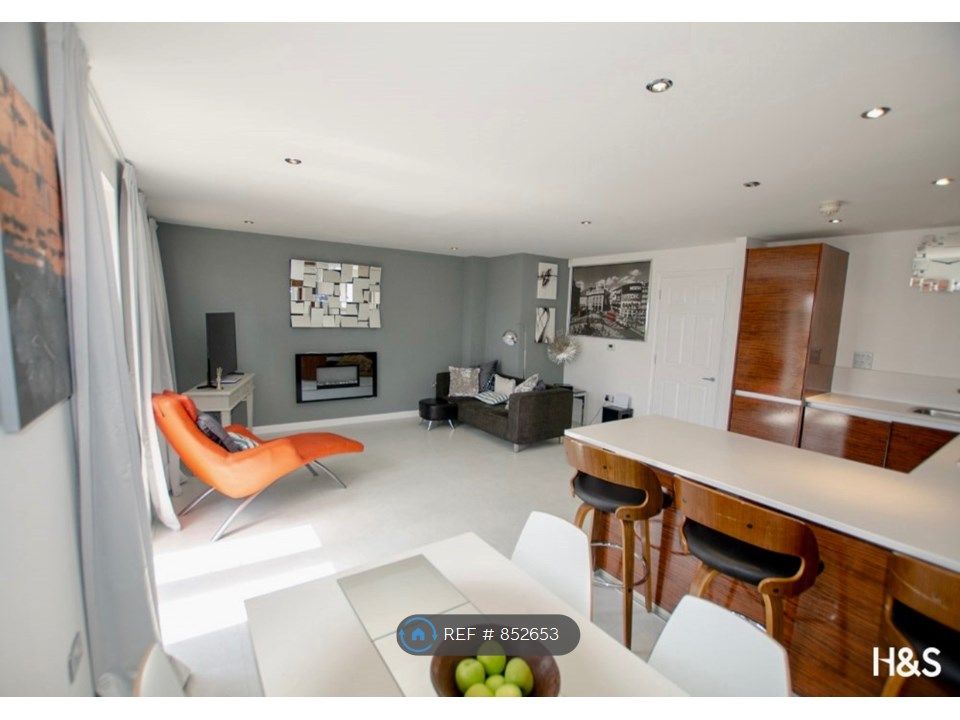 2 bed flat to rent in Waterside, Birmingham B90, £2,250 pcm
