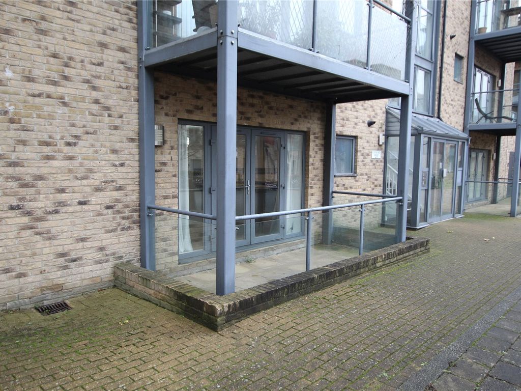 2 bed flat for sale in Scholars Walk, Cambridge, Cambridgeshire CB4, £420,000