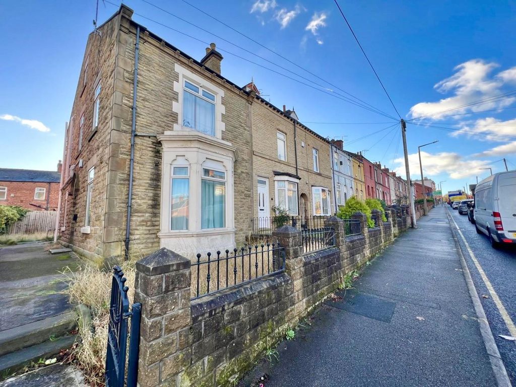 6 bed property for sale in Cemetery Road, Barnsley S70, £175,000