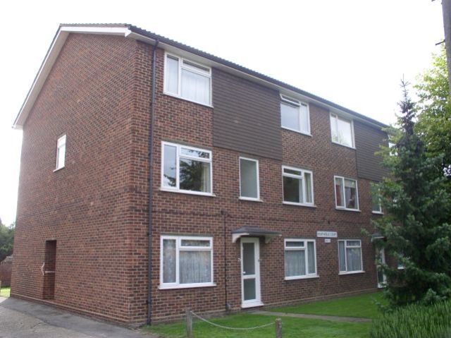 2 bed flat to rent in Stanwell Road, Ashford, Middlesex TW15, £1,295 pcm