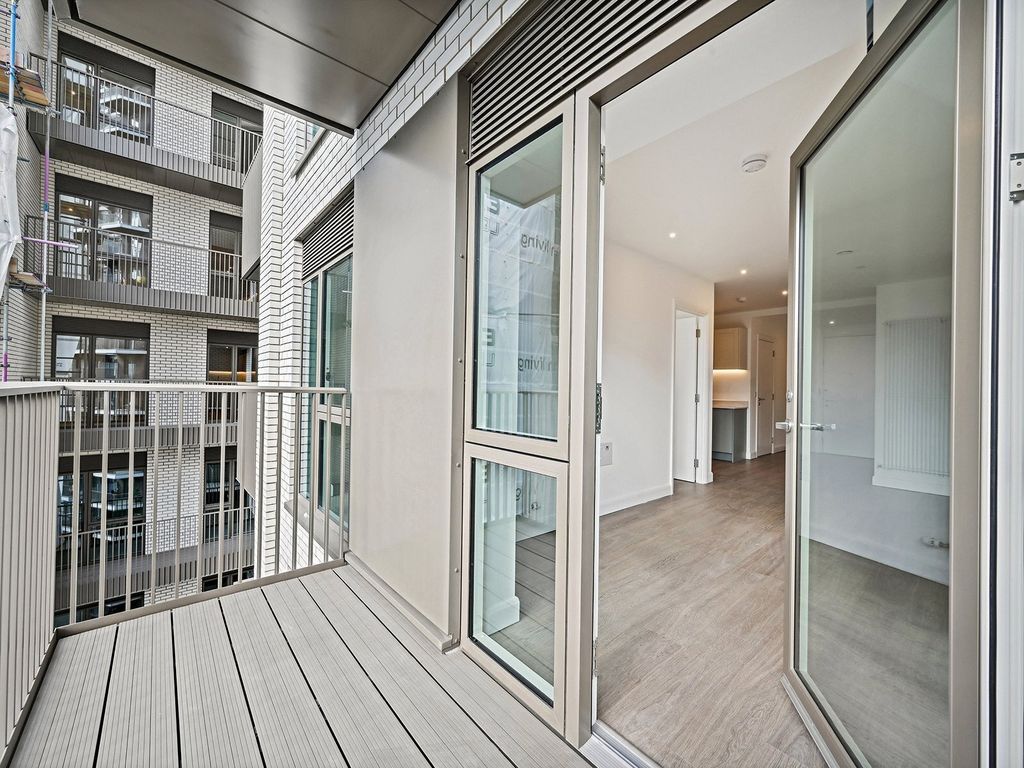 1 bed flat for sale in The Courtyard, Royal Eden Docks E16, £499,999