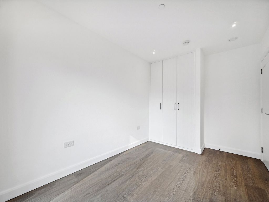 1 bed flat for sale in The Courtyard, Royal Eden Docks E16, £499,999