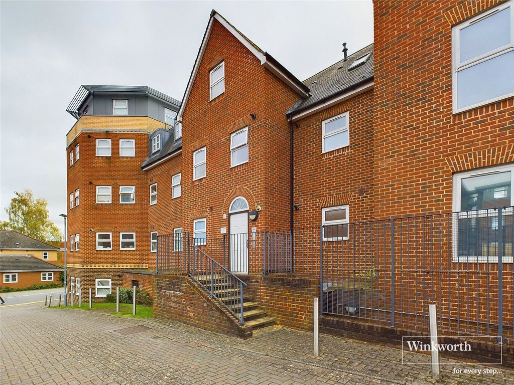 2 bed flat to rent in East View Place, East Street, Reading, Berkshire RG1, £1,350 pcm