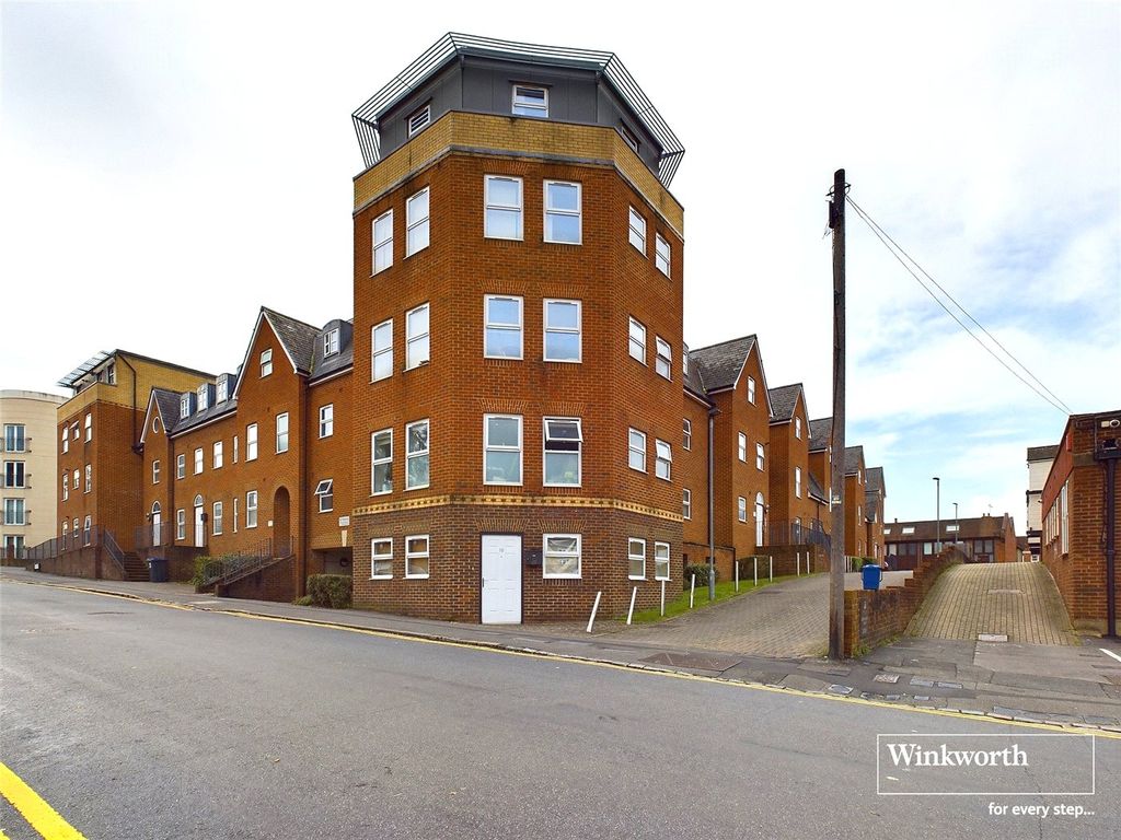 2 bed flat to rent in East View Place, East Street, Reading, Berkshire RG1, £1,350 pcm