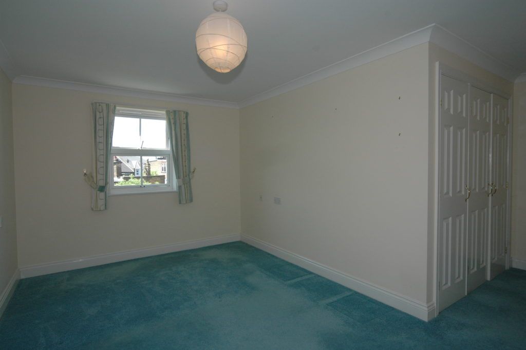 2 bed flat for sale in Pegasus Court, Horn Lane, Acton W3, £285,000