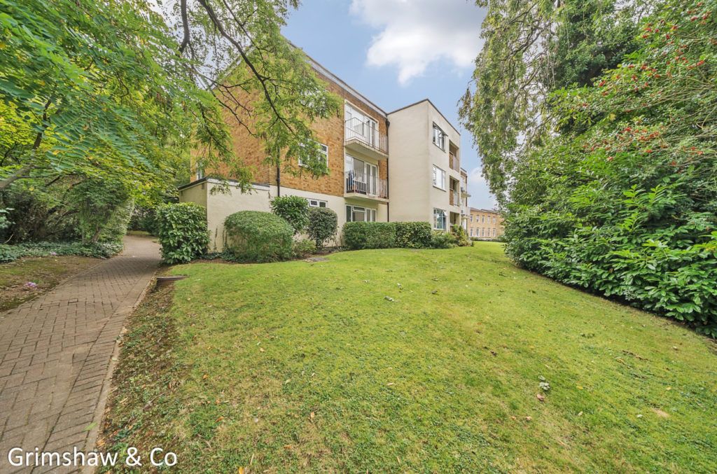 2 bed flat for sale in Willowmead Close, Ealing W5, £469,950