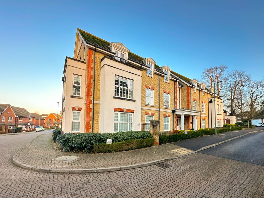 2 bed flat for sale in Fuller Close, Bushey WD23, £425,000