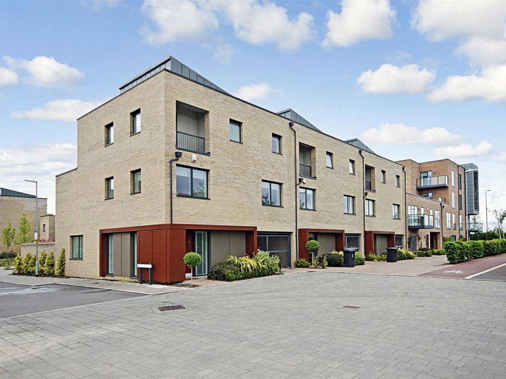 2 bed flat to rent in Harvest Road, Trumpington, Cambridge CB2, £1,550 pcm