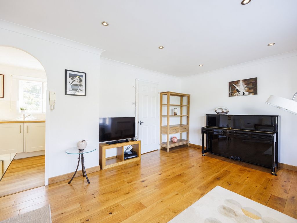 3 bed flat to rent in Linwood Close, Camberwell SE5, £2,600 pcm